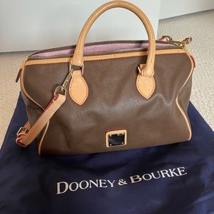 Dooney & Burke handbag, excellent like new condition. Carry as a tote/crossbody